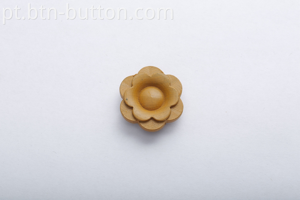 Wooden buttons for shirts